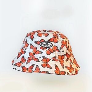 🧡 NWOT Petals and Peacocks Butterfly Effect Bucket Hat